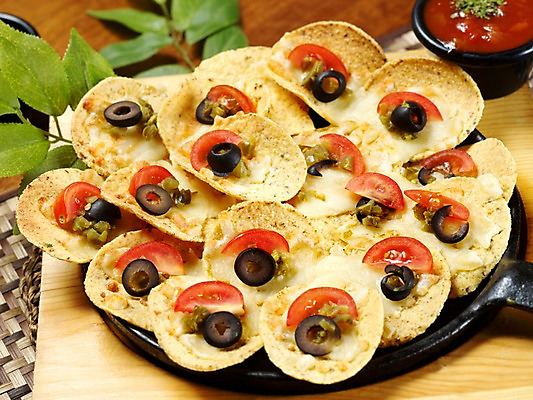 포토 JPG 그릇 음식 잎 방울토마토 나뭇잎 실내 사람없음 가로 프라이팬 안주 올리브 종지 나무받침 나쵸 국내포토 식물 식기 열매 토마토 주방용품 디저트 내부 목재 받침대 파일형식