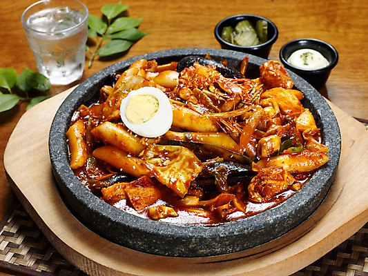 포토 JPG 그릇 음식 잎 나뭇잎 잔 실내 사람없음 가로 물 물컵 안주 피클 종지 나무받침 해물떡볶음 해물떡볶이 국내포토 자연요소 식물 식기 내부 목재 컵 떡볶이 받침대 볶음 절임 파일형식