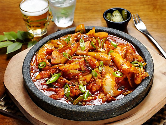 포토 JPG 그릇 한식 음식 포크 잎 술잔 나뭇잎 잔 맥주 실내 사람없음 가로 물 물컵 안주 피클 종지 나무받침 닭갈비 불닭갈비 국내포토 자연요소 식물 식기 주류 내부 목재 컵 닭고기 받침대 닭고기요리 절임 파일형식