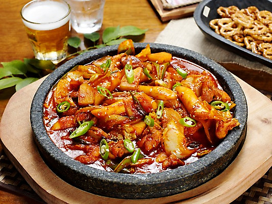 포토 JPG 그릇 접시 한식 음식 잎 술잔 나뭇잎 잔 맥주 실내 사람없음 가로 물 과자 천 물컵 안주 나무받침 닭갈비 불닭갈비 국내포토 자연요소 식물 식기 디저트 주류 내부 목재 컵 닭고기 직물 받침대 닭고기요리 파일형식