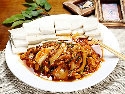 포토 JPG 그릇 접시 음식 액자 잎 젓가락 나뭇잎 김치 실내 사람없음 가로 천 안주 두부 두부김치 두부김치볶음 국내포토 식물 식기 한식 수저 내부 직물 볶음 파일형식