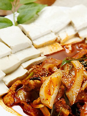 포토 JPG 음식 잎 나뭇잎 실내 사람없음 세로 안주 두부 두부김치 두부김치볶음 국내포토 식물 김치 내부 볶음 파일형식