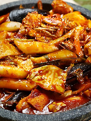 포토 JPG 그릇 음식 디저트 실내 사람없음 세로 떡볶이 안주 해물떡볶음 해물떡볶이 국내포토 식기 내부 분식 볶음 파일형식