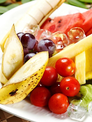 포토 JPG 그릇 접시 과일 방울토마토 포도 수박 바나나 실내 키위 사람없음 세로 얼음 안주 파인애플 국내포토 자연요소 식기 토마토 내부 열대과일 파일형식