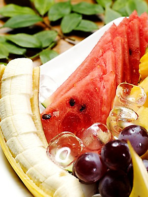 포토 JPG 그릇 접시 잎 과일 포도 나뭇잎 수박 바나나 실내 사람없음 세로 얼음 안주 국내포토 자연요소 식물 식기 내부 파일형식