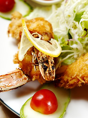 포토 JPG 그릇 접시 음식 방울토마토 오이 실내 근접촬영 사람없음 세로 샐러드 튀김 레몬 안주 새우튀김 왕새우튀김 일본음식 국내포토 식기 뷰포인트 토마토 채소 과일 새우 내부 파일형식