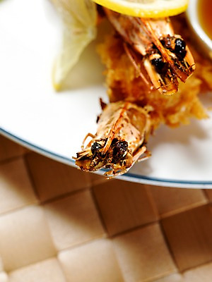 포토 JPG 그릇 접시 음식 실내 근접촬영 사람없음 세로 튀김 안주 새우튀김 왕새우튀김 일본음식 국내포토 식기 뷰포인트 새우 내부 파일형식