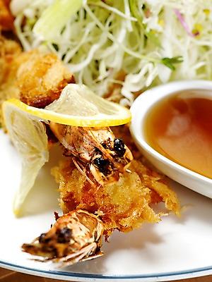 포토 JPG 그릇 접시 음식 실내 근접촬영 사람없음 세로 샐러드 튀김 레몬 안주 종지 새우튀김 왕새우튀김 일본음식 국내포토 식기 뷰포인트 과일 새우 내부 파일형식