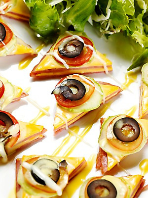 포토 JPG 음식 방울토마토 오이 치즈 실내 사람없음 세로 샐러드 카나페 안주 올리브 국내포토 열매 토마토 채소 유제품 서양음식 내부 파일형식