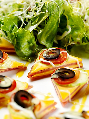 포토 JPG 음식 방울토마토 오이 치즈 실내 사람없음 세로 샐러드 카나페 안주 올리브 국내포토 열매 토마토 채소 유제품 서양음식 내부 파일형식