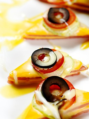 포토 JPG 음식 방울토마토 오이 치즈 실내 근접촬영 사람없음 세로 카나페 안주 올리브 국내포토 열매 뷰포인트 토마토 채소 유제품 서양음식 내부 파일형식