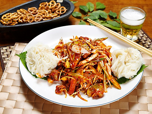 포토 JPG 그릇 접시 음식 잎 술잔 젓가락 나뭇잎 잔 맥주 실내 사람없음 가로 과자 안주 깻잎 골뱅이무침 골뱅이소면 소면 국내포토 식물 식기 채소 디저트 주류 수저 내부 면류 무침 파일형식