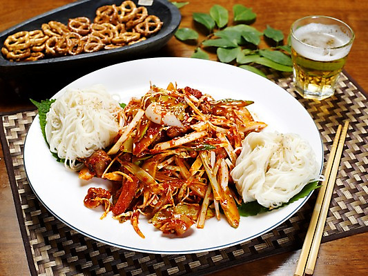 포토 JPG 그릇 접시 음식 잎 술잔 젓가락 나뭇잎 잔 맥주 실내 사람없음 가로 과자 안주 깻잎 골뱅이무침 골뱅이소면 소면 국내포토 식물 식기 채소 디저트 주류 수저 내부 면류 무침 파일형식