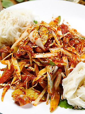 포토 JPG 그릇 접시 음식 실내 사람없음 세로 안주 골뱅이무침 골뱅이소면 소면 국내포토 식기 내부 면류 무침 파일형식