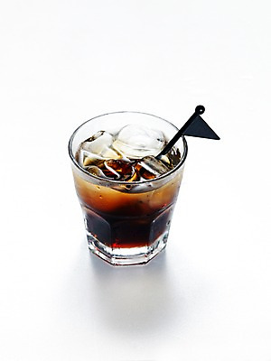 포토 JPG 음료 음식 술잔 잔 한잔 주류 실내 누끼 사람없음 세로 얼음 칵테일 막대기 칵테일잔 블랙러시안 국내포토 자연요소 1 식기 내부 파일형식