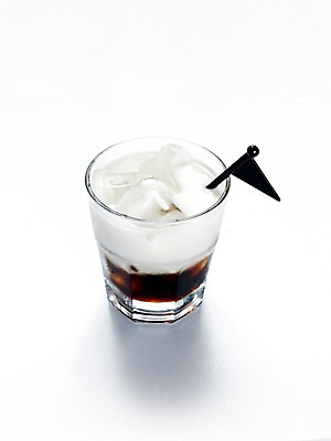 포토 JPG 음료 음식 술잔 잔 한잔 주류 실내 누끼 사람없음 세로 얼음 우유 칵테일 막대기 칵테일잔 깔루아밀크 국내포토 자연요소 1 식기 유제품 내부 파일형식