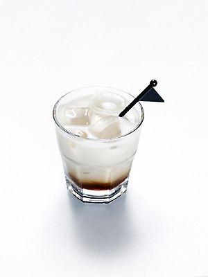 포토 JPG 음료 음식 술잔 잔 한잔 주류 실내 누끼 사람없음 세로 얼음 우유 칵테일 막대기 칵테일잔 깔루아밀크 국내포토 자연요소 1 식기 유제품 내부 파일형식