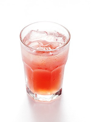 포토 JPG 음료 음식 술잔 잔 한잔 주류 실내 누끼 사람없음 세로 얼음 칵테일 칵테일잔 피치크러쉬 국내포토 자연요소 1 식기 내부 파일형식