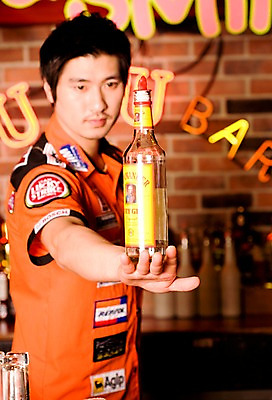 포토 JPG 직업 남자 벽 유니폼 술잔 술병 벽돌 잔 실내 한명 사람 동양인 손짓 상반신 20대 성인 세로 칵테일 바 선술집 술집 묘기 네온 쇼 바텐더 칵테일바 칵테일쇼 남자만 남자한명만 성인남자만 청년만 청년남자만 청년남자한명만 성인한명만 성인남자한명만 성인만 국내포토 1 식기 옷 모션 병_용기 주류 인종 청년 내부 파일형식