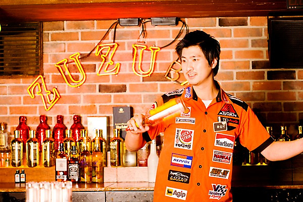 포토 JPG 직업 남자 벽 유니폼 술잔 술병 벽돌 잔 실내 한명 사람 동양인 손짓 상반신 20대 성인 가로 칵테일 바 선술집 술집 묘기 네온 쇼 바텐더 칵테일바 칵테일쇼 남자만 남자한명만 성인남자만 청년만 청년남자만 청년남자한명만 성인한명만 성인남자한명만 성인만 국내포토 1 식기 옷 모션 병_용기 주류 인종 청년 내부 파일형식