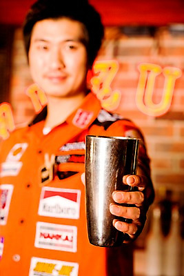 포토 JPG 직업 남자 벽 유니폼 술잔 벽돌 잔 실내 한명 사람 동양인 손짓 근접촬영 상반신 20대 성인 세로 칵테일 바 선술집 술집 네온 바텐더 칵테일바 칵테일쇼 남자만 남자한명만 성인남자만 청년만 청년남자만 청년남자한명만 성인한명만 성인남자한명만 성인만 국내포토 1 식기 옷 뷰포인트 모션 주류 인종 청년 내부 쇼 파일형식