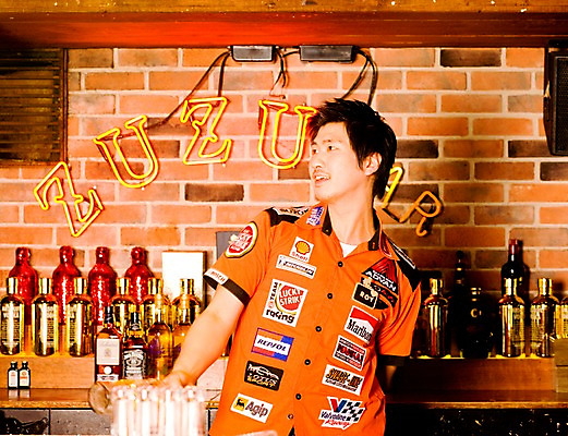 포토 JPG 직업 남자 벽 유니폼 술잔 술병 벽돌 잔 실내 한명 사람 동양인 손짓 상반신 20대 성인 가로 칵테일 바 선술집 술집 묘기 네온 쇼 바텐더 칵테일바 칵테일쇼 남자만 남자한명만 성인남자만 청년만 청년남자만 청년남자한명만 성인한명만 성인남자한명만 성인만 국내포토 1 식기 옷 모션 병_용기 주류 인종 청년 내부 파일형식