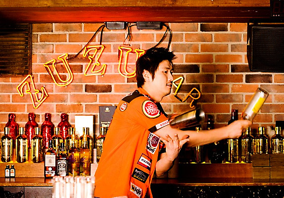 포토 JPG 직업 남자 벽 유니폼 술잔 술병 벽돌 잔 실내 한명 사람 동양인 손짓 상반신 20대 성인 가로 칵테일 바 선술집 술집 묘기 네온 쇼 바텐더 칵테일바 칵테일쇼 남자만 남자한명만 성인남자만 청년만 청년남자만 청년남자한명만 성인한명만 성인남자한명만 성인만 국내포토 1 식기 옷 모션 병_용기 주류 인종 청년 내부 파일형식