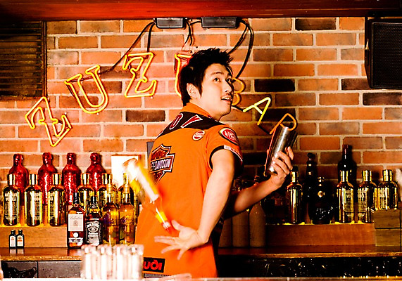 포토 JPG 직업 남자 벽 유니폼 술잔 탁자 술병 벽돌 잔 실내 한명 사람 동양인 손짓 상반신 20대 성인 가로 칵테일 바 선술집 술집 묘기 네온 쇼 바텐더 칵테일바 칵테일쇼 남자만 남자한명만 성인남자만 청년만 청년남자만 청년남자한명만 성인한명만 성인남자한명만 성인만 국내포토 1 식기 옷 가구 모션 병_용기 주류 인종 청년 내부 파일형식