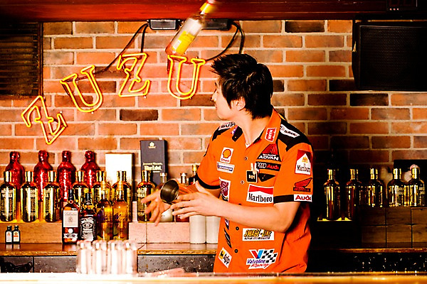 포토 JPG 직업 남자 벽 유니폼 술잔 탁자 술병 벽돌 잔 실내 한명 사람 동양인 손짓 상반신 20대 성인 가로 칵테일 바 선술집 술집 묘기 네온 쇼 바텐더 칵테일바 칵테일쇼 남자만 남자한명만 성인남자만 청년만 청년남자만 청년남자한명만 성인한명만 성인남자한명만 성인만 국내포토 1 식기 옷 가구 모션 병_용기 주류 인종 청년 내부 파일형식