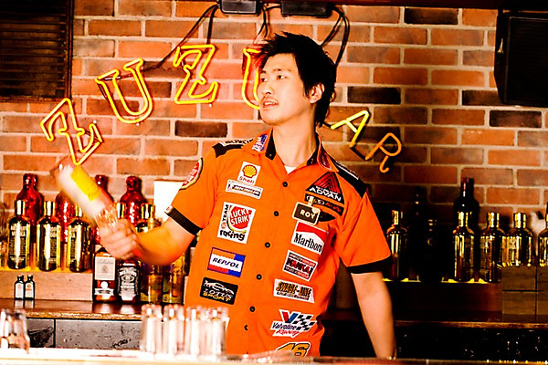 포토 JPG 직업 남자 벽 유니폼 술잔 탁자 술병 벽돌 잔 실내 한명 사람 동양인 손짓 상반신 20대 성인 가로 칵테일 바 선술집 술집 묘기 네온 쇼 바텐더 칵테일바 칵테일쇼 남자만 남자한명만 성인남자만 청년만 청년남자만 청년남자한명만 성인한명만 성인남자한명만 성인만 국내포토 1 식기 옷 가구 모션 병_용기 주류 인종 청년 내부 파일형식