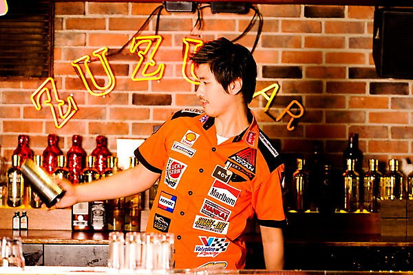 포토 JPG 직업 남자 벽 유니폼 술잔 술병 벽돌 잔 실내 한명 사람 동양인 손짓 상반신 20대 성인 가로 칵테일 바 선술집 술집 묘기 네온 쇼 바텐더 칵테일바 칵테일쇼 남자만 남자한명만 성인남자만 청년만 청년남자만 청년남자한명만 성인한명만 성인남자한명만 성인만 국내포토 1 식기 옷 모션 병_용기 주류 인종 청년 내부 파일형식