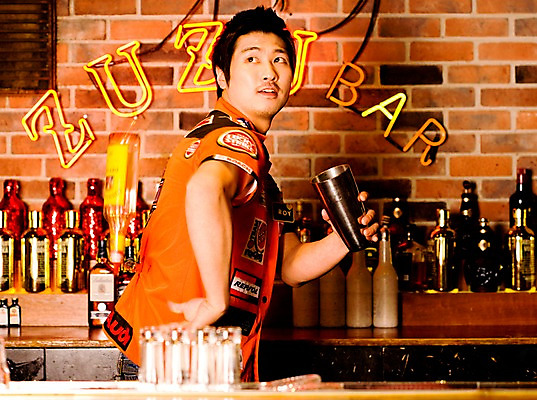 포토 JPG 직업 남자 벽 유니폼 술잔 탁자 술병 벽돌 잔 실내 한명 사람 동양인 손짓 상반신 20대 성인 가로 칵테일 바 선술집 술집 묘기 네온 쇼 바텐더 칵테일바 칵테일쇼 남자만 남자한명만 성인남자만 청년만 청년남자만 청년남자한명만 성인한명만 성인남자한명만 성인만 국내포토 1 식기 옷 가구 모션 병_용기 주류 인종 청년 내부 파일형식