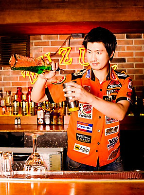 포토 JPG 직업 남자 벽 유니폼 술잔 탁자 술병 벽돌 잔 실내 한명 사람 동양인 손짓 상반신 20대 성인 세로 칵테일 바 선술집 술집 붓기 칵테일잔 네온 바텐더 칵테일바 칵테일쇼 주조 남자만 남자한명만 성인남자만 청년만 청년남자만 청년남자한명만 성인한명만 성인남자한명만 성인만 국내포토 1 식기 옷 가구 모션 병_용기 주류 인종 청년 내부 쇼 파일형식