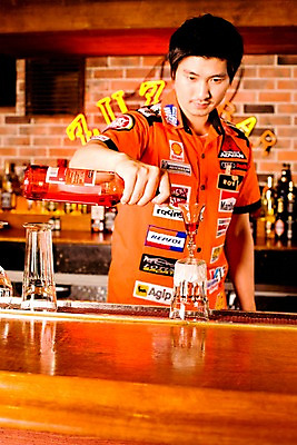 포토 JPG 직업 남자 벽 유니폼 술잔 탁자 술병 벽돌 잔 실내 한명 사람 동양인 손짓 상반신 20대 성인 세로 칵테일 바 선술집 술집 붓기 칵테일잔 네온 바텐더 칵테일바 칵테일쇼 주조 남자만 남자한명만 성인남자만 청년만 청년남자만 청년남자한명만 성인한명만 성인남자한명만 성인만 국내포토 1 식기 옷 가구 모션 병_용기 주류 인종 청년 내부 쇼 파일형식