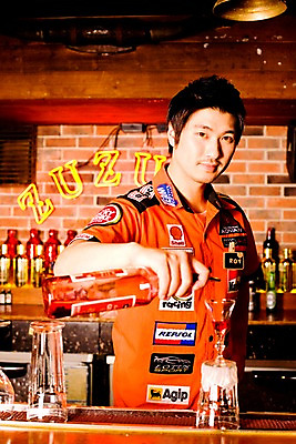 포토 JPG 직업 남자 벽 유니폼 술잔 탁자 술병 벽돌 잔 실내 한명 사람 동양인 손짓 상반신 20대 성인 세로 칵테일 바 선술집 술집 붓기 칵테일잔 네온 바텐더 칵테일바 칵테일쇼 주조 남자만 남자한명만 성인남자만 청년만 청년남자만 청년남자한명만 성인한명만 성인남자한명만 성인만 국내포토 1 식기 옷 가구 모션 병_용기 주류 인종 청년 내부 쇼 파일형식