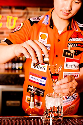 포토 JPG 직업 남자 벽 유니폼 술잔 탁자 술병 벽돌 잔 실내 한명 사람 동양인 손짓 상반신 20대 성인 세로 칵테일 바 선술집 술집 칵테일잔 네온 바텐더 칵테일바 칵테일쇼 주조 남자만 남자한명만 성인남자만 청년만 청년남자만 청년남자한명만 성인한명만 성인남자한명만 성인만 국내포토 1 식기 옷 가구 모션 병_용기 주류 인종 청년 내부 쇼 파일형식