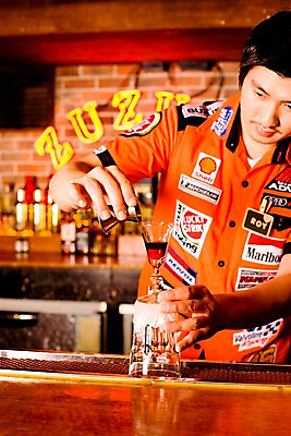 포토 JPG 직업 남자 벽 유니폼 술잔 탁자 술병 벽돌 잔 실내 한명 사람 동양인 손짓 상반신 20대 성인 세로 칵테일 바 선술집 술집 칵테일잔 네온 바텐더 칵테일바 칵테일쇼 주조 남자만 남자한명만 성인남자만 청년만 청년남자만 청년남자한명만 성인한명만 성인남자한명만 성인만 국내포토 1 식기 옷 가구 모션 병_용기 주류 인종 청년 내부 쇼 파일형식