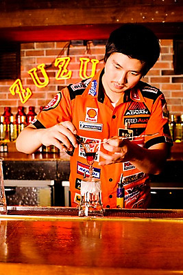 포토 JPG 직업 남자 벽 유니폼 술잔 탁자 술병 벽돌 잔 실내 한명 사람 동양인 손짓 상반신 20대 성인 세로 칵테일 바 선술집 술집 칵테일잔 네온 바텐더 칵테일바 칵테일쇼 주조 남자만 남자한명만 성인남자만 청년만 청년남자만 청년남자한명만 성인한명만 성인남자한명만 성인만 국내포토 1 식기 옷 가구 모션 병_용기 주류 인종 청년 내부 쇼 파일형식