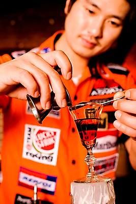 포토 JPG 직업 남자 유니폼 술잔 잔 실내 한명 사람 동양인 손짓 상반신 20대 성인 세로 칵테일 바 선술집 술집 칵테일잔 바텐더 칵테일바 칵테일쇼 주조 남자만 남자한명만 성인남자만 청년만 청년남자만 청년남자한명만 성인한명만 성인남자한명만 성인만 국내포토 1 식기 옷 모션 주류 인종 청년 내부 쇼 파일형식