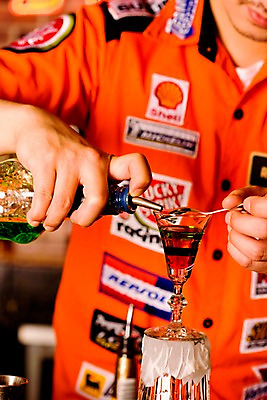 포토 JPG 직업 남자 유니폼 술잔 잔 실내 한명 사람 동양인 손짓 상반신 20대 성인 세로 칵테일 바 선술집 술집 칵테일잔 바텐더 칵테일바 칵테일쇼 주조 남자만 남자한명만 성인남자만 청년만 청년남자만 청년남자한명만 성인한명만 성인남자한명만 성인만 국내포토 1 식기 옷 모션 주류 인종 청년 내부 쇼 파일형식