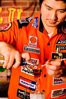 포토 JPG 직업 남자 벽 유니폼 술잔 벽돌 잔 실내 한명 사람 동양인 손짓 상반신 20대 성인 세로 칵테일 바 선술집 술집 칵테일잔 네온 바텐더 칵테일바 칵테일쇼 주조 남자만 남자한명만 성인남자만 청년만 청년남자만 청년남자한명만 성인한명만 성인남자한명만 성인만 국내포토 1 식기 옷 모션 주류 인종 청년 내부 쇼 파일형식