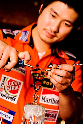 포토 JPG 직업 남자 유니폼 술잔 잔 실내 한명 사람 동양인 손짓 상반신 20대 성인 세로 칵테일 바 선술집 술집 칵테일잔 바텐더 칵테일바 칵테일쇼 주조 남자만 남자한명만 성인남자만 청년만 청년남자만 청년남자한명만 성인한명만 성인남자한명만 성인만 국내포토 1 식기 옷 모션 주류 인종 청년 내부 쇼 파일형식