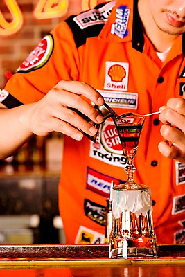 포토 JPG 직업 손 남자 벽 유니폼 술잔 탁자 벽돌 잔 실내 한명 사람 동양인 손짓 상반신 20대 성인 세로 칵테일 바 선술집 술집 칵테일잔 바텐더 칵테일바 칵테일쇼 주조 남자만 남자한명만 성인남자만 청년만 청년남자만 청년남자한명만 성인한명만 성인남자한명만 성인만 국내포토 1 식기 옷 가구 모션 주류 인종 청년 내부 신체부위 쇼 파일형식