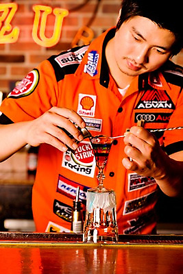 포토 JPG 직업 남자 벽 유니폼 술잔 탁자 벽돌 잔 실내 한명 사람 동양인 손짓 상반신 20대 성인 세로 칵테일 바 선술집 술집 칵테일잔 네온 바텐더 칵테일바 칵테일쇼 주조 남자만 남자한명만 성인남자만 청년만 청년남자만 청년남자한명만 성인한명만 성인남자한명만 성인만 국내포토 1 식기 옷 가구 모션 주류 인종 청년 내부 쇼 파일형식