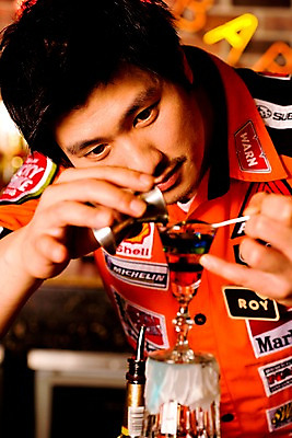 포토 JPG 직업 남자 유니폼 술잔 잔 실내 한명 사람 동양인 손짓 상반신 20대 성인 세로 칵테일 바 선술집 술집 칵테일잔 바텐더 칵테일바 칵테일쇼 주조 남자만 남자한명만 성인남자만 청년만 청년남자만 청년남자한명만 성인한명만 성인남자한명만 성인만 국내포토 1 식기 옷 모션 주류 인종 청년 내부 쇼 파일형식