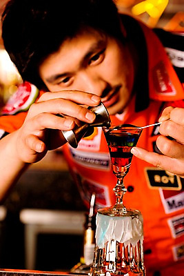 포토 JPG 직업 남자 유니폼 술잔 잔 실내 한명 사람 동양인 손짓 상반신 20대 성인 세로 칵테일 바 선술집 술집 칵테일잔 바텐더 칵테일바 칵테일쇼 주조 남자만 남자한명만 성인남자만 청년만 청년남자만 청년남자한명만 성인한명만 성인남자한명만 성인만 국내포토 1 식기 옷 모션 주류 인종 청년 내부 쇼 파일형식