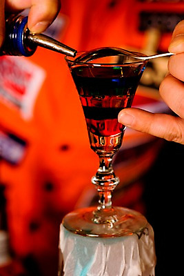 포토 JPG 직업 손 남자 유니폼 술잔 잔 실내 한명 사람 동양인 손짓 근접촬영 20대 성인 세로 칵테일 바 선술집 술집 칵테일잔 바텐더 칵테일바 칵테일쇼 주조 남자만 남자한명만 성인남자만 청년만 청년남자만 청년남자한명만 성인한명만 성인남자한명만 성인만 국내포토 1 식기 옷 뷰포인트 모션 주류 인종 청년 내부 신체부위 쇼 파일형식