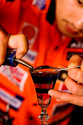 포토 JPG 직업 손 남자 유니폼 술잔 잔 실내 한명 사람 동양인 손짓 근접촬영 20대 성인 세로 칵테일 바 선술집 술집 칵테일잔 바텐더 칵테일바 칵테일쇼 주조 남자만 남자한명만 성인남자만 청년만 청년남자만 청년남자한명만 성인한명만 성인남자한명만 성인만 국내포토 1 식기 옷 뷰포인트 모션 주류 인종 청년 내부 신체부위 쇼 파일형식