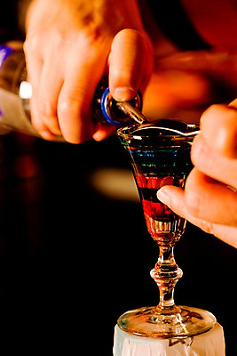 포토 JPG 직업 손 남자 유니폼 술잔 잔 실내 한명 사람 동양인 손짓 근접촬영 20대 성인 세로 칵테일 바 선술집 술집 칵테일잔 바텐더 칵테일바 칵테일쇼 주조 남자만 남자한명만 성인남자만 청년만 청년남자만 청년남자한명만 성인한명만 성인남자한명만 성인만 국내포토 1 식기 옷 뷰포인트 모션 주류 인종 청년 내부 신체부위 쇼 파일형식