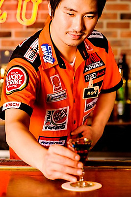 포토 JPG 직업 남자 벽 유니폼 술잔 탁자 벽돌 잔 실내 한명 사람 동양인 손짓 상반신 20대 성인 세로 칵테일 바 선술집 술집 칵테일잔 네온 바텐더 칵테일바 칵테일쇼 남자만 남자한명만 성인남자만 청년만 청년남자만 청년남자한명만 성인한명만 성인남자한명만 성인만 국내포토 1 식기 옷 가구 모션 주류 인종 청년 내부 쇼 파일형식